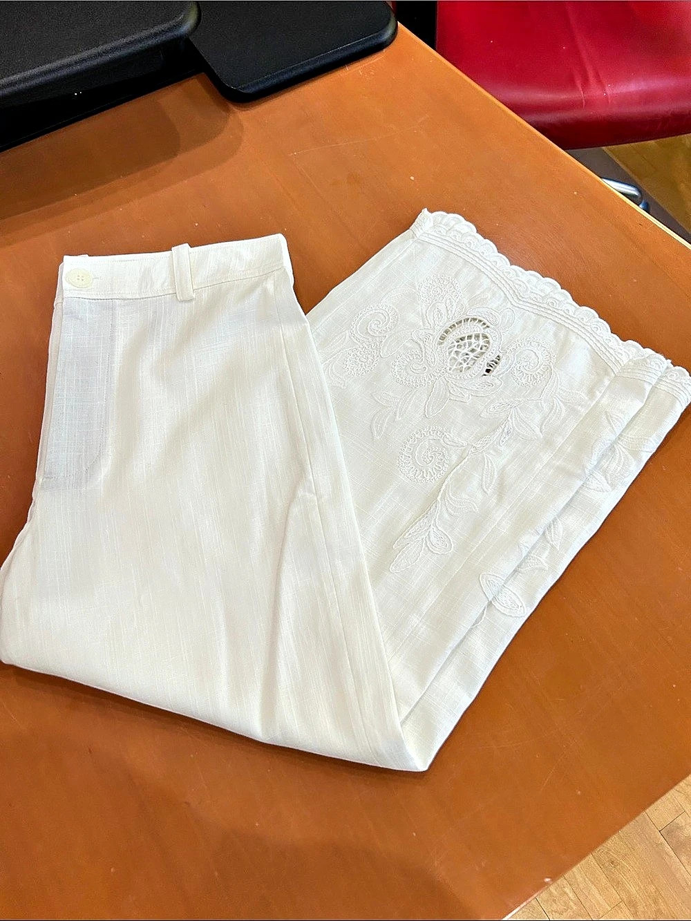 Zara Embroidered Ankle Pants in White Size Large Like New